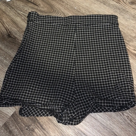 GARAGE Black and white shorts/skirt - Picture 3 of 4